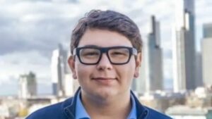 De tuitero libertario a ganar más de 10 millones como directivo de nucleoelectrica