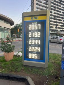 Con la «fórmula K» de congelar precios, el gobierno pisa la nafta de YPF para frenar la inflación