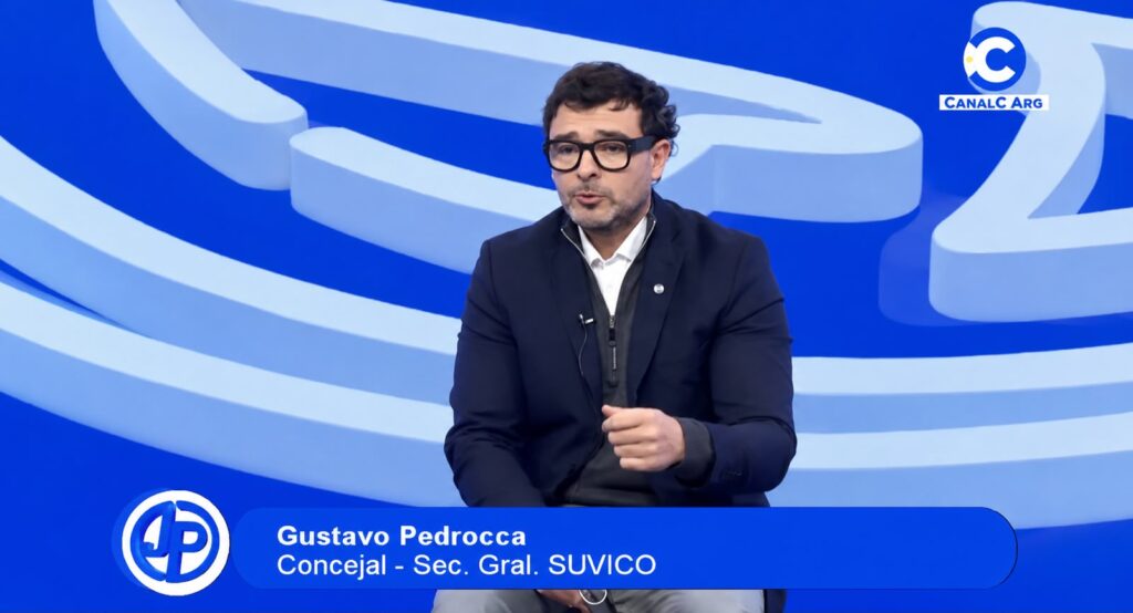 Concejal Gustavo Pedrocca brindando declaraciones en Córdoba sobre la renuncia de Ricardo Moreno.